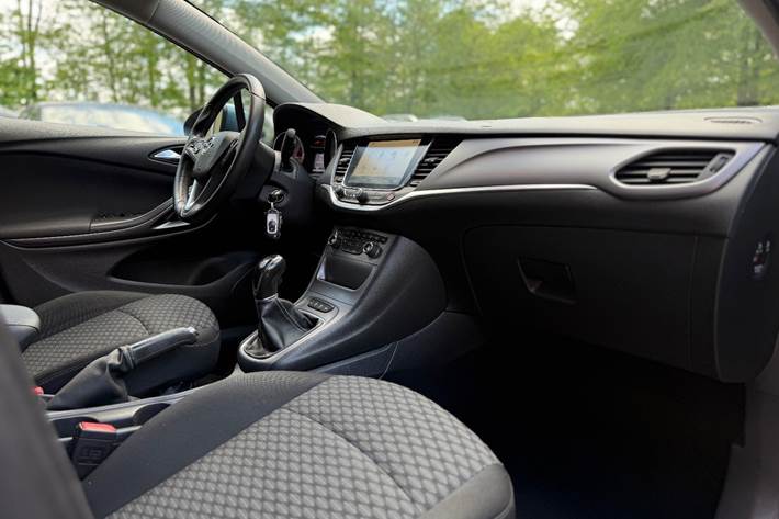 Blå Opel Astra fra 2016