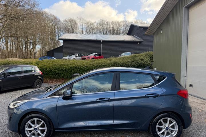 Blå Ford Fiesta fra 2021