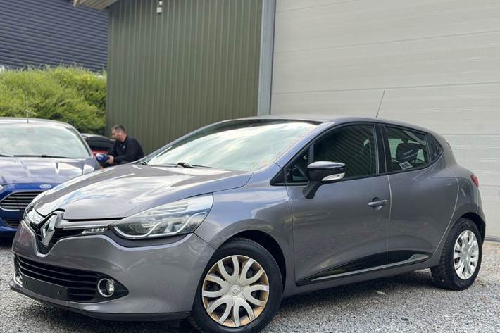Grå Renault Clio IV fra 2013