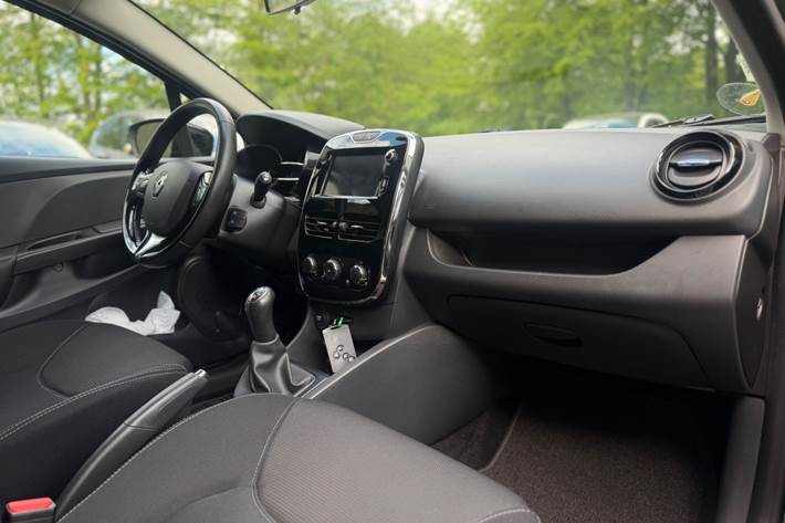 Grå Renault Clio IV fra 2013
