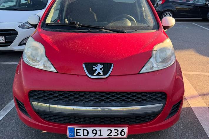 Rød Peugeot 107 fra 2011