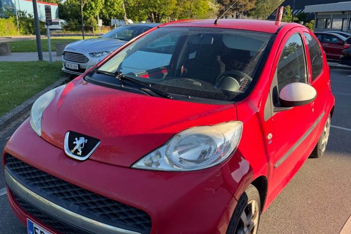 Rød Peugeot 107 fra 2011