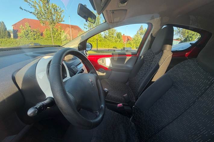Rød Peugeot 107 fra 2011