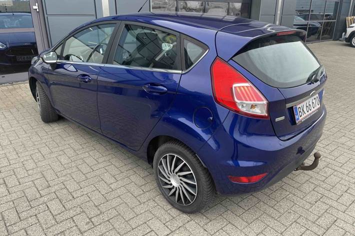 Blå Ford Fiesta fra 2016