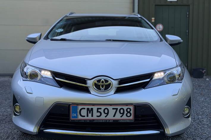 Grå Toyota Auris fra 2013