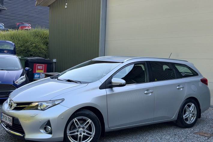 Grå Toyota Auris fra 2013