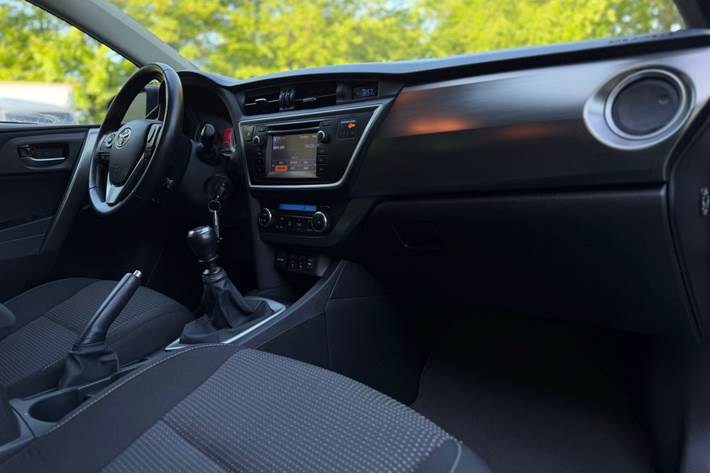 Grå Toyota Auris fra 2013