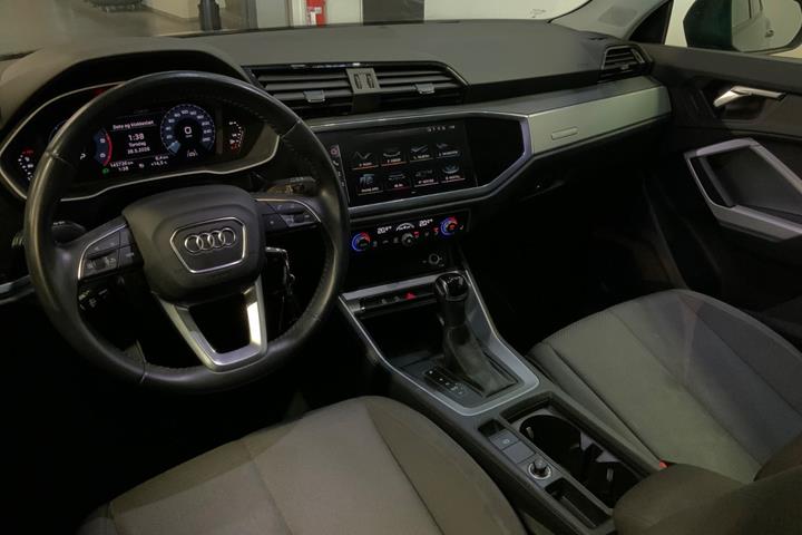 Grå Audi Q3 fra 2020