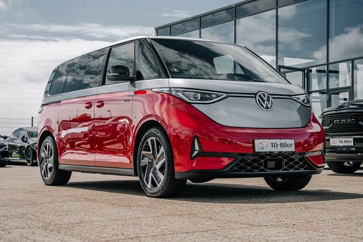 Rød VW ID.Buzz fra 2025 set udefra
