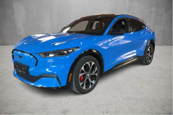 Blå Ford Mustang Mach-E fra 2023