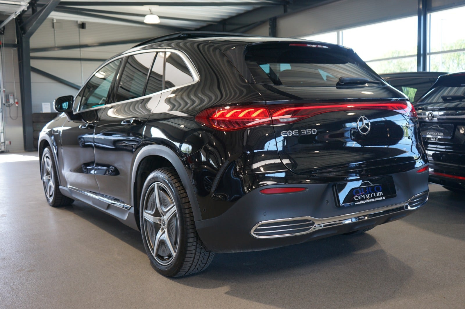 Sort Mercedes EQE350 SUV fra 2025