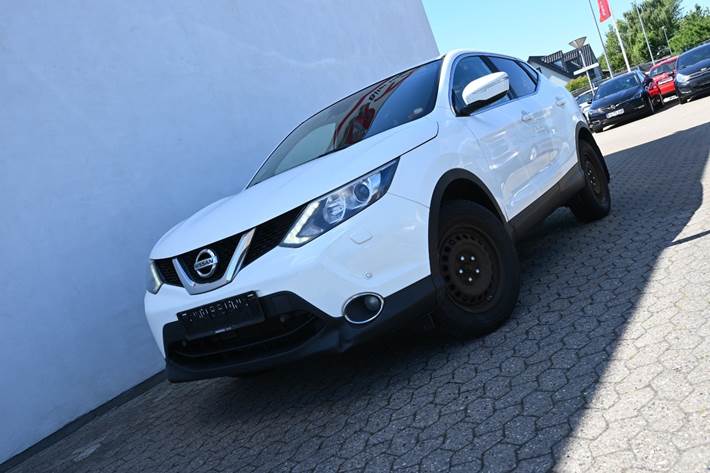 Hvid Nissan Qashqai fra 2014 set udefra