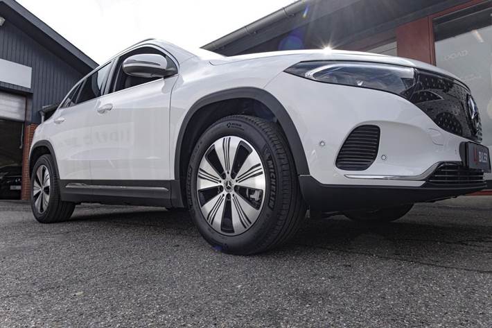 Hvid Mercedes EQA250 fra 2025