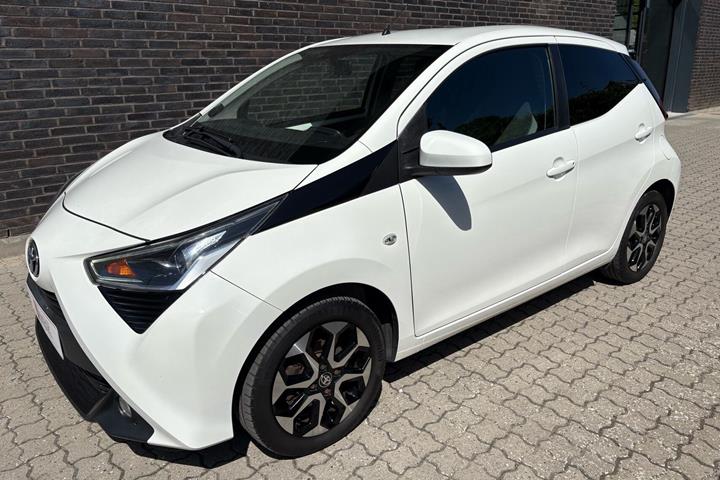 Hvid Toyota Aygo fra 2021 set udefra