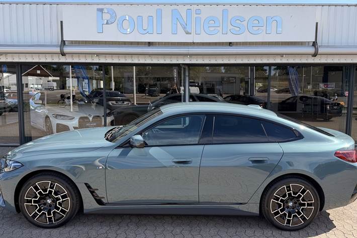 Grøn BMW i4 fra 2025