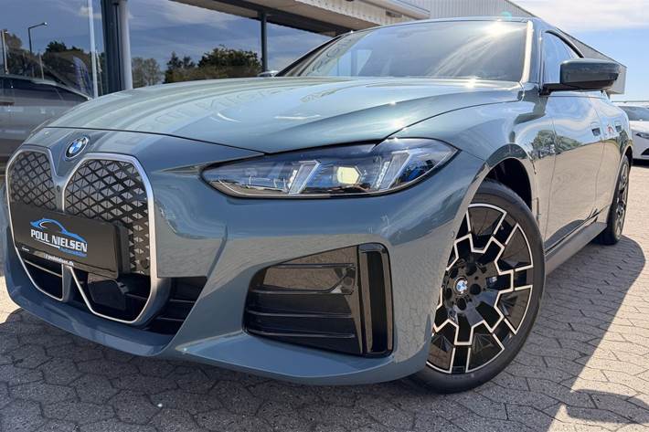 Grøn BMW i4 fra 2025