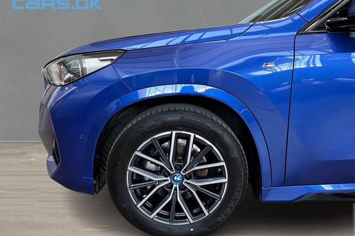 Blå BMW iX1 fra 2024