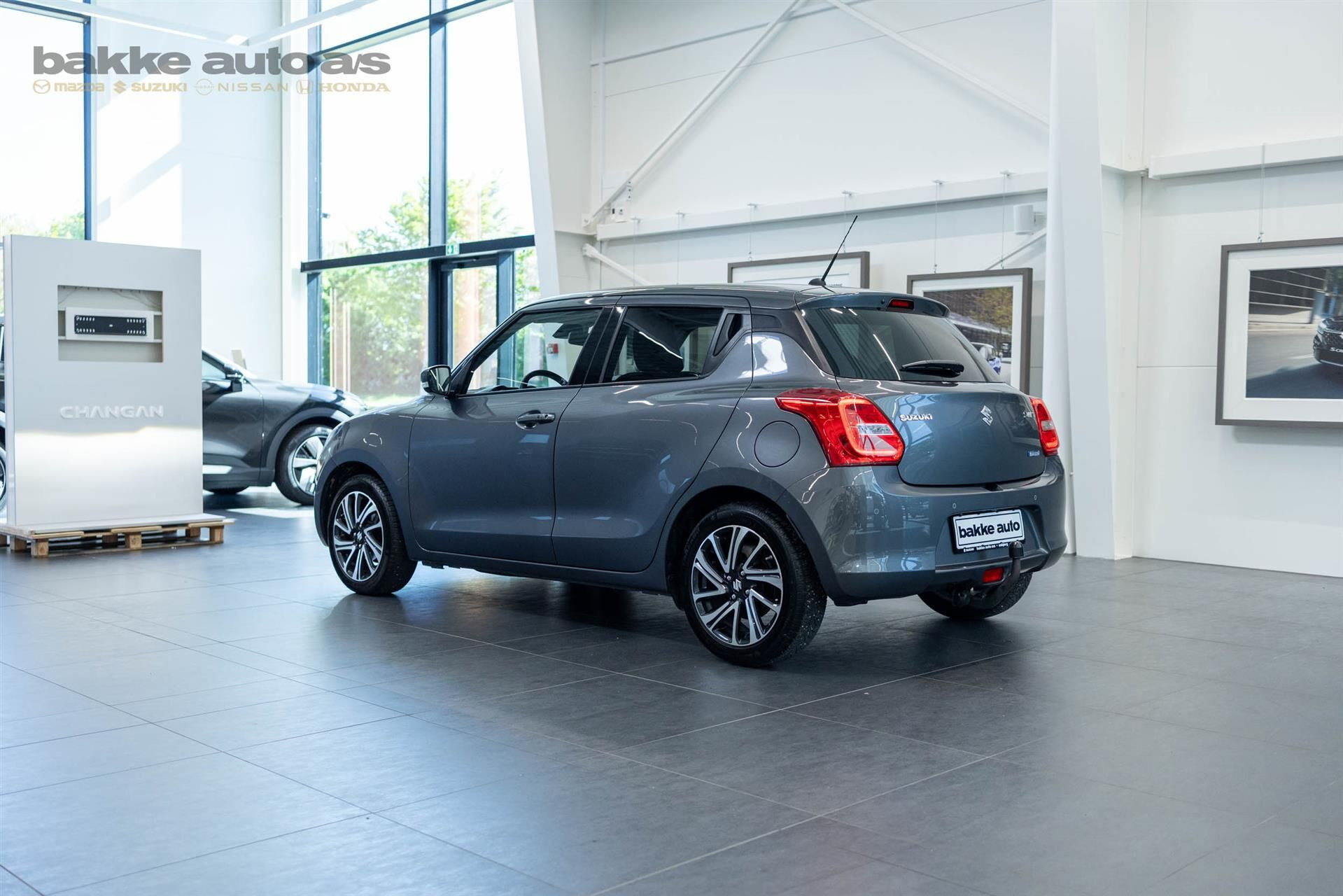 Grå Suzuki Swift fra 2023