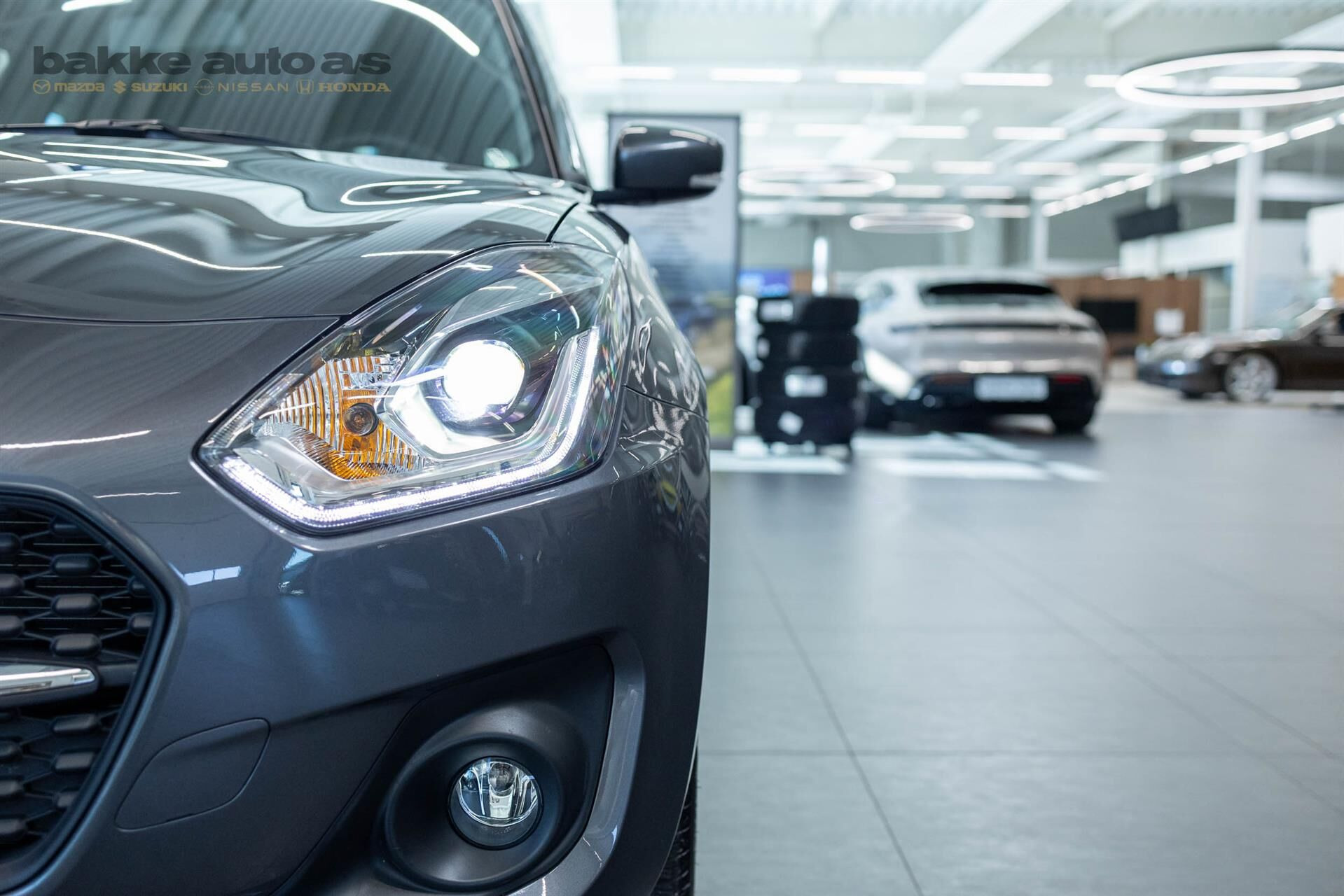 Grå Suzuki Swift fra 2023