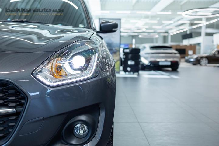 Grå Suzuki Swift fra 2023