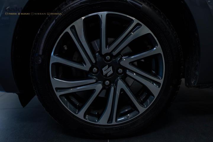 Grå Suzuki Swift fra 2023