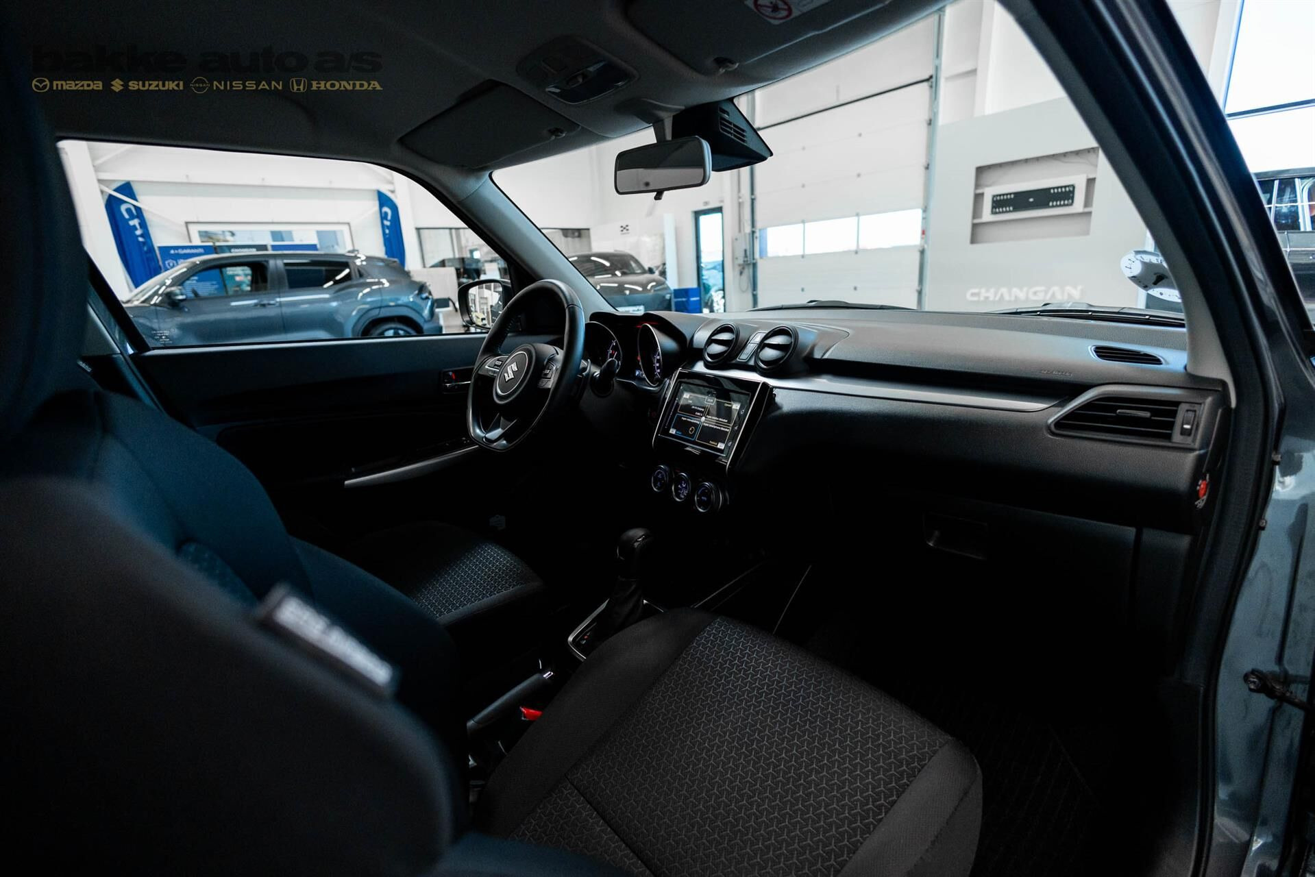 Grå Suzuki Swift fra 2023