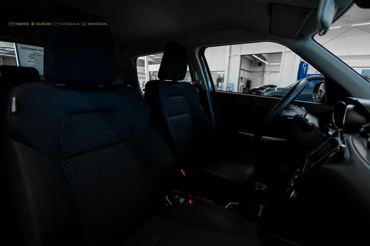 Grå Suzuki Swift fra 2023