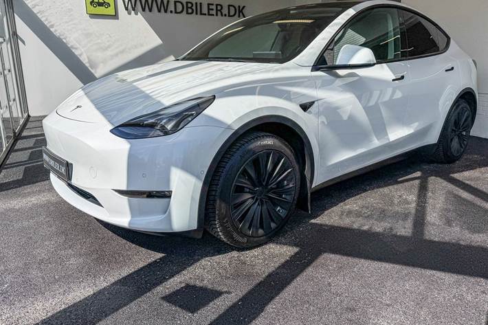 Hvid Tesla Model Y fra 2022