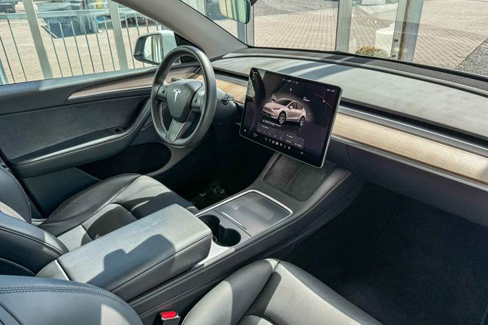 Hvid Tesla Model Y fra 2022