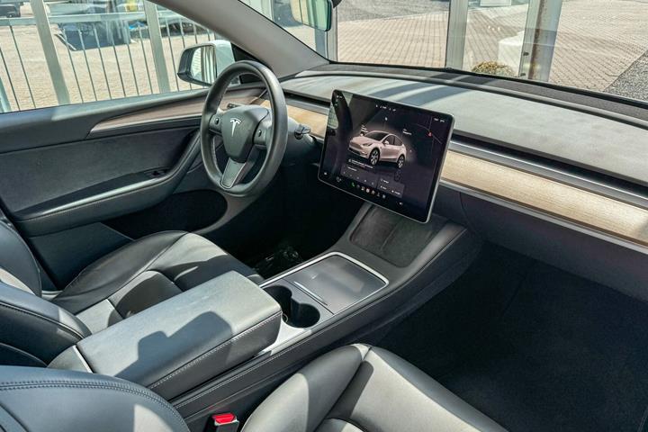 Hvid Tesla Model Y fra 2022