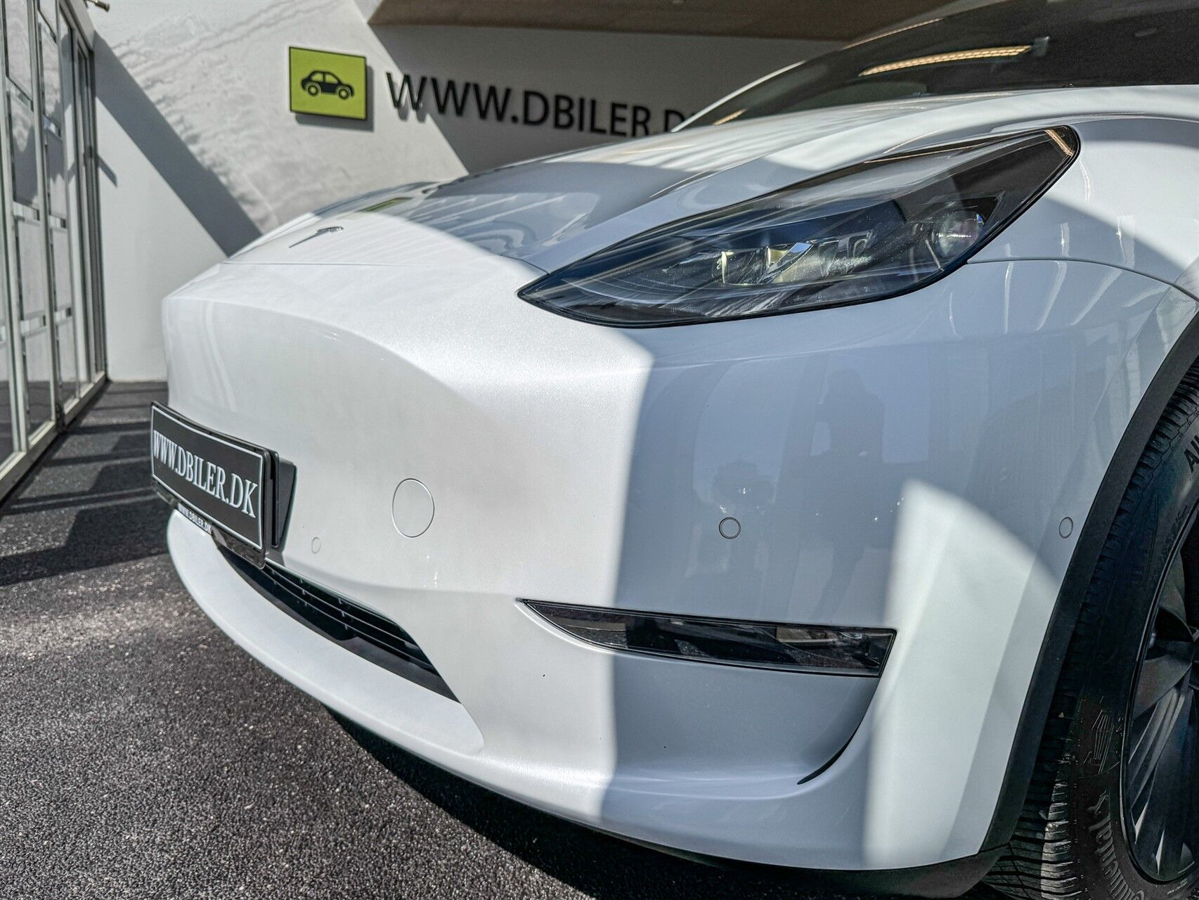 Hvid Tesla Model Y fra 2022