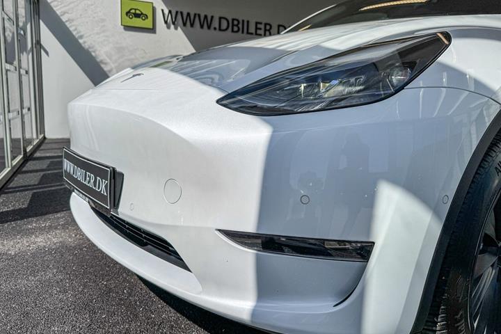 Hvid Tesla Model Y fra 2022