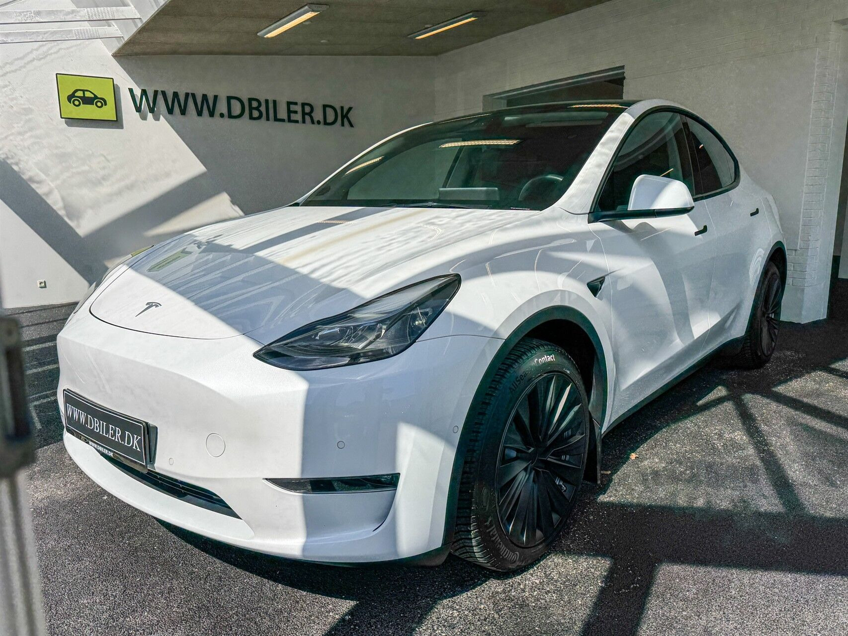 Hvid Tesla Model Y fra 2022