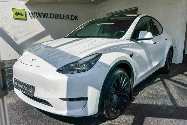 Hvid Tesla Model Y fra 2022