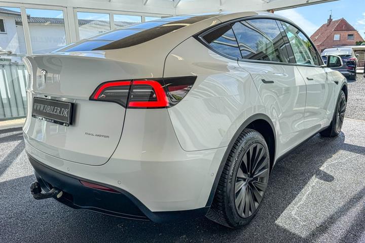 Hvid Tesla Model Y fra 2022