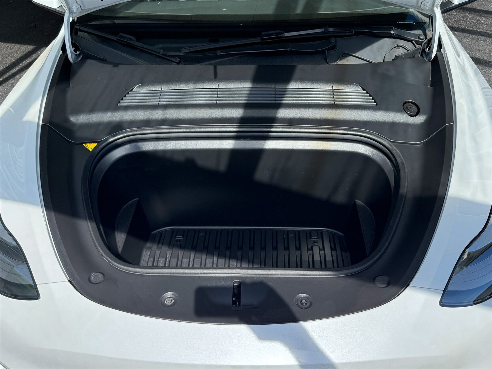Hvid Tesla Model Y fra 2022