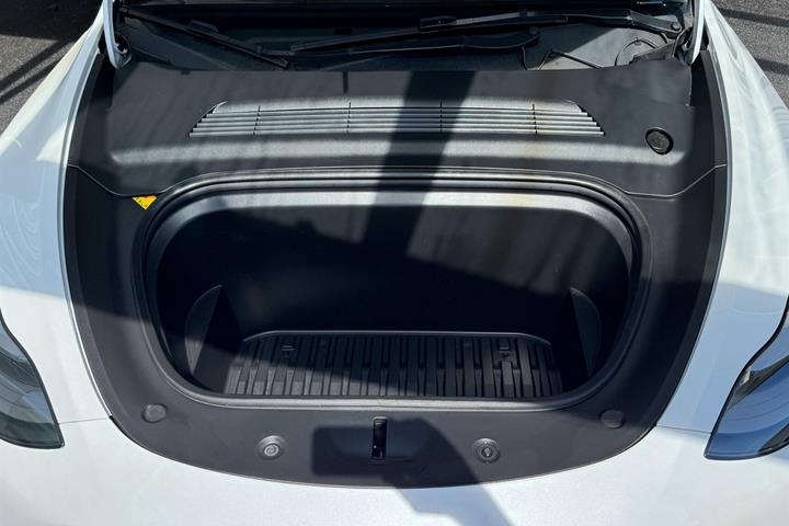 Hvid Tesla Model Y fra 2022