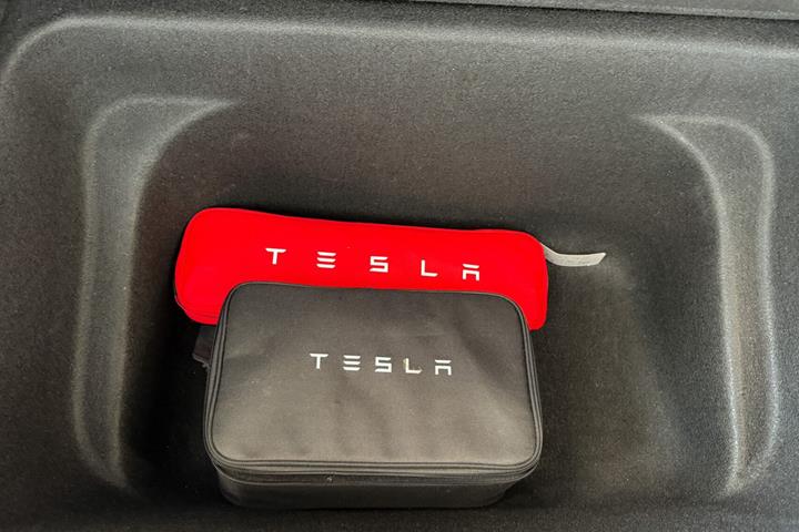 Hvid Tesla Model Y fra 2022