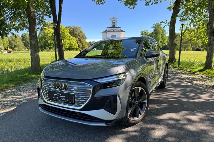 Grå Audi Q4 e-tron fra 2022 set udefra