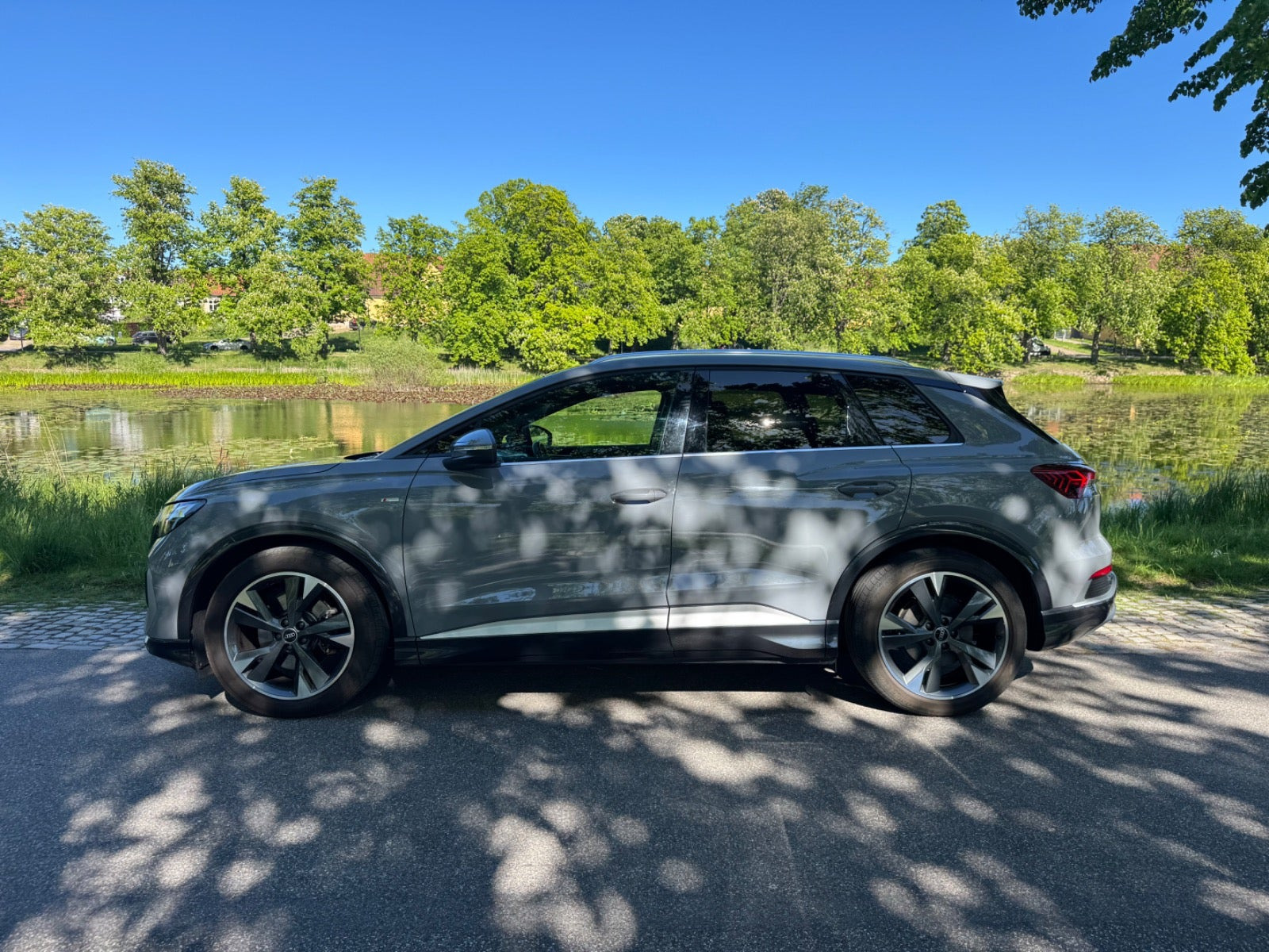 Grå Audi Q4 e-tron fra 2022