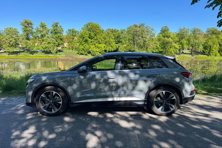 Grå Audi Q4 e-tron fra 2022