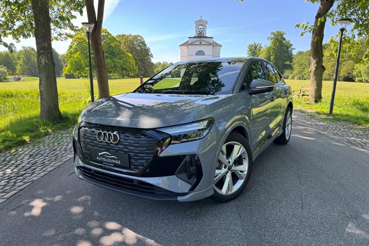 Grå Audi Q4 e-tron fra 2023 set udefra