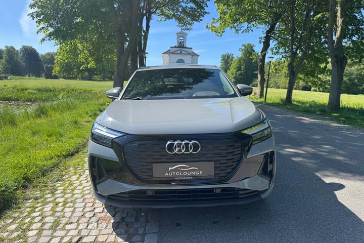 Grå Audi Q4 e-tron fra 2023