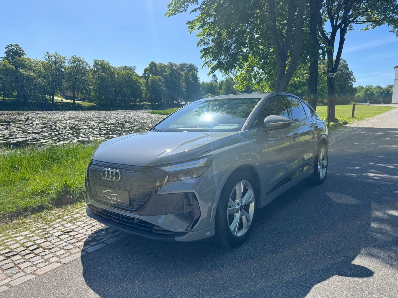Grå Audi Q4 e-tron fra 2023