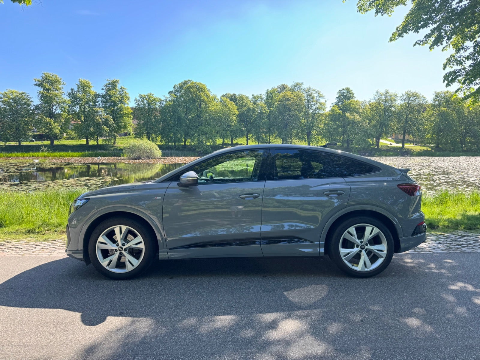 Grå Audi Q4 e-tron fra 2023