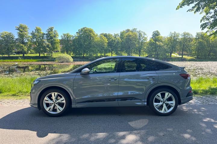 Grå Audi Q4 e-tron fra 2023