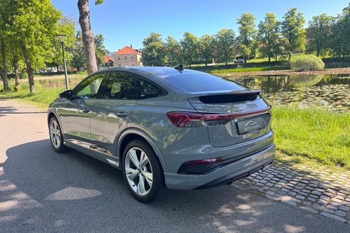 Grå Audi Q4 e-tron fra 2023