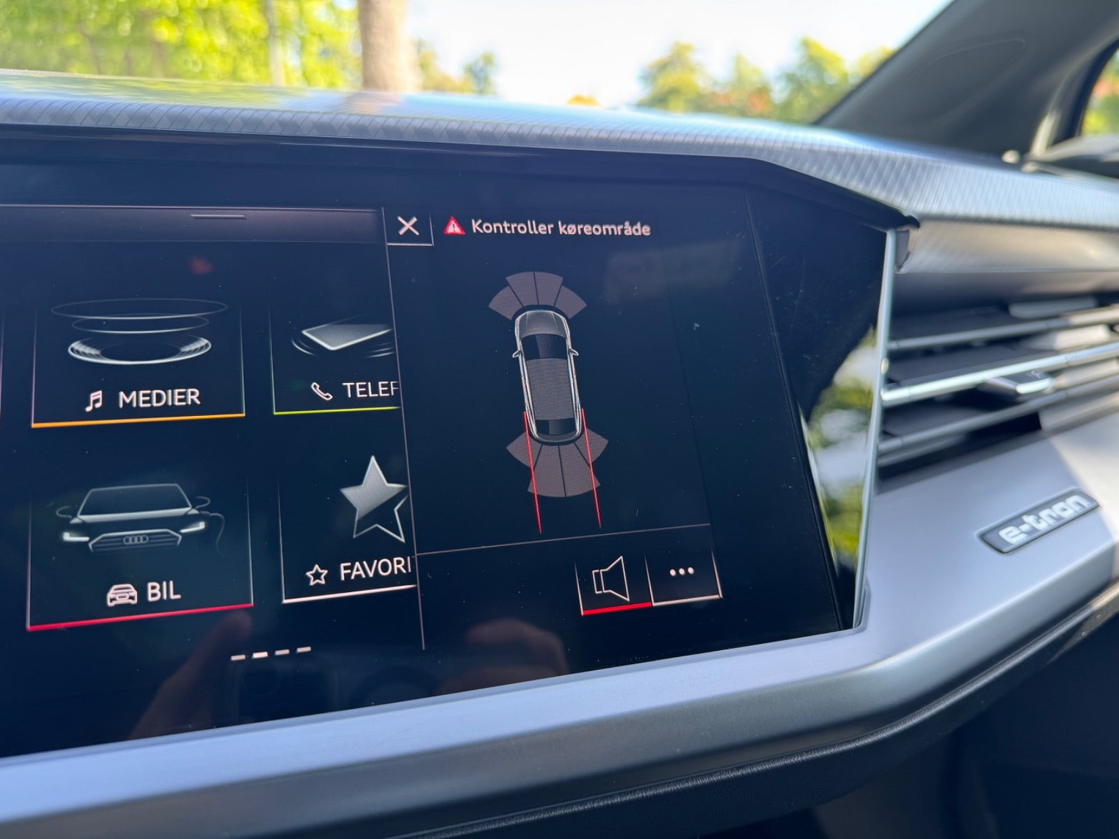 Grå Audi Q4 e-tron fra 2023