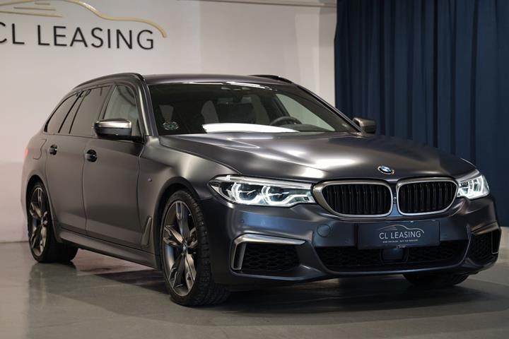 Grå BMW M550d fra 2019 set udefra