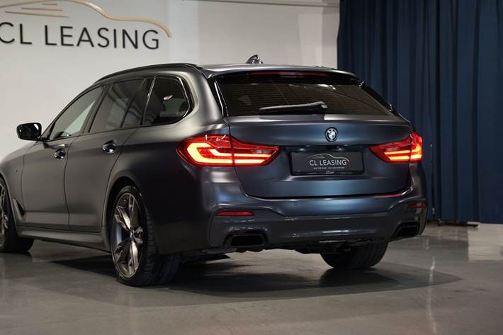 Grå BMW M550d fra 2019